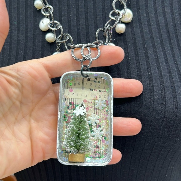 ⭐️Adorned Crown Jewelry assemblage she loves Christmas shadow box necklace - Picture 3 of 11